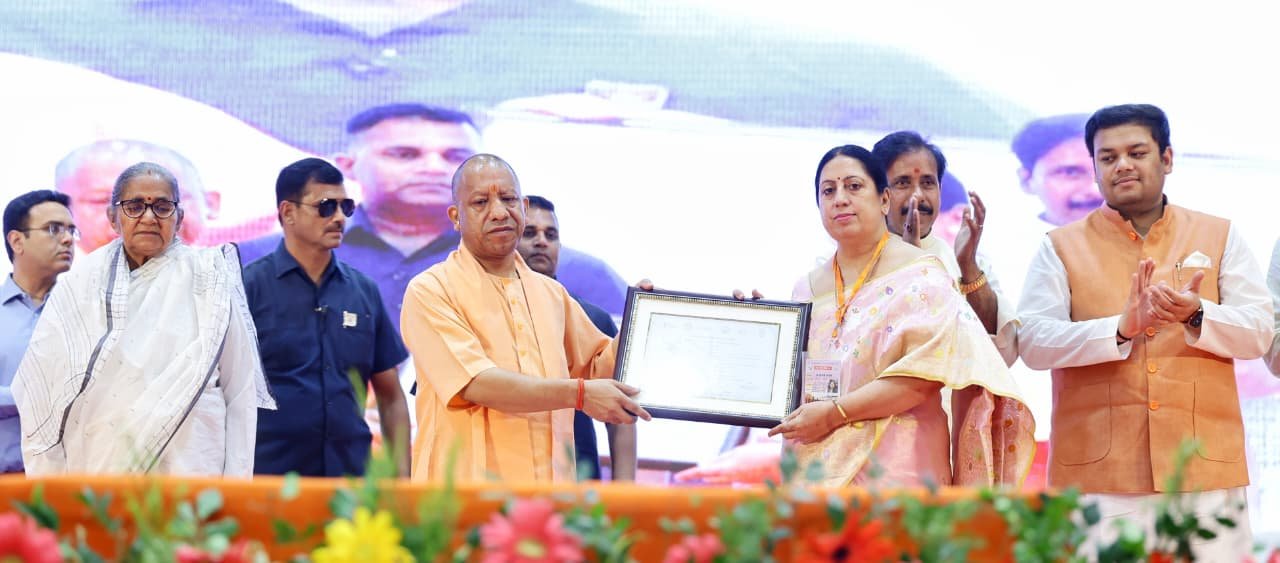 Dr. Ritu Dewan — Director Principal DMA Meerut receiving Award for Excellence in Education 2026